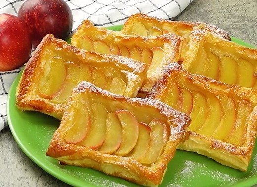 Upside down puff pastry apple tarts: the easy snack that everyone will love