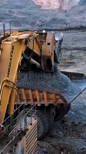 GIANT Komatsu PC4000 Loading Trucks 😳🔥 #earthmoving