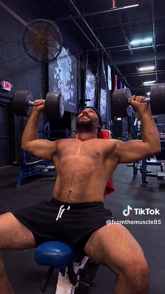 🦍Full shoulder workout Pyramid DB shoulder press 2 warm up sets w/light weight 4 working sets increasing the weight with each set 4x10, 8, 6, 4 then back down Front delt raises 4x10 Lateral raises 4x10// Superset incline shrugs with rear delt raises 4x10-12 on each DB shrugs 3x8 #motivation #workout #3ddelts #shoulderworkout #365days #gymrat #fitfam #explore #explorepage #conditioning #strength #training