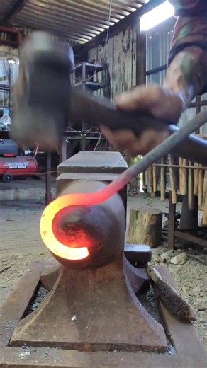 217K views · 4.4K reactions | Forging a hook with my favourite hammer. | Bex Simon Artist Blacksmith | Facebook