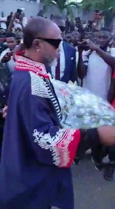 Dépôt d'une gerbe de fleurs sur le lieu de l'accident de @djarafat Repose en paix fils | Koffi Olomide