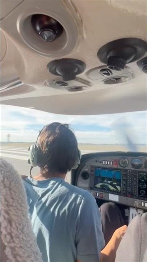 Very Turbulent and Gusty takeoff in the Diamond DA40! 🛫💨 #aviation #shorts