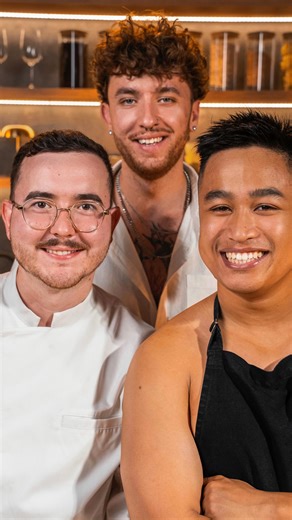 Tatarák SHOW🎥 | Recepty🍽️ on Instagram: "Nemáte Popeyes ve městě? Není problém 🍔 ▫️Kuřecí prsa 400g ▫️Kefírové mléko 150ml ▫️Nálož kuřecí prsa v kefíru a směsi kořeni podle chuti Omáčka: ▫️Majonéza 200g ▫️Sriracha 4 lžíce ▫️Sušena cibule, sušeny česneku, paprika a uzená sul. Nakládaná cibule: nakrájíš cibuli a namočíš v sklenice vroucí vody s octem, dochutíš cukrem. Coleslaw: nastrouháš mrkev 50/50 se zelím, přidáš majonézu a dochutíš Aby udělat správnou krustu musíš obal