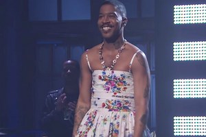 Kid Cudi celebró después de actuar en SNL con un vestido floral