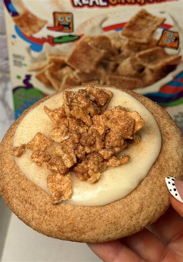 One of THE BEST Crumbl copycat cookies you’ll ever make 🤫 Recreating the Cinnamon Crunch cookies with NO stand mixer or chilling needed! 🙌🏽 Warm cinnamon-sugar cookie dough, silky cream cheese glaze, and that buttery, toasted Cinnamon Toast Crunch streusel on top… it’s a literal core memory in every bite. 🤤✨ The full printable recipe with exact gram measurements is waiting for you on my blog! 🔗 Link in bio to bake them today! #CrumblCopycat #CinnamonToastCrunch #CookieRecipe #BakingTikTok #