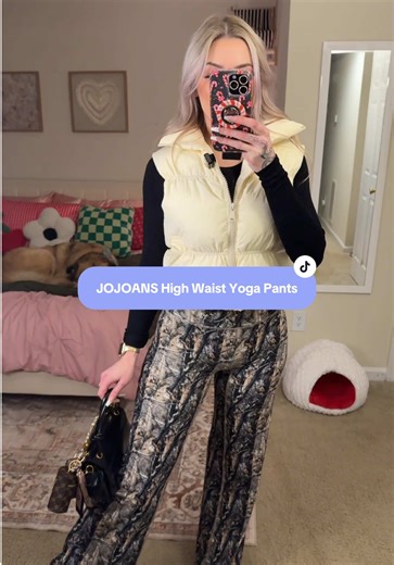 these wide leg yoga pants are literally so cute and comfy 😍✨ wearing a size medium 5’4 27” waist 42” hips #yogapants #flareleggings #comfyclothes