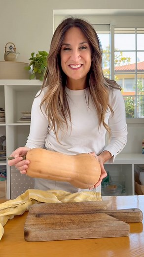 965K views · 4.9K reactions | La ricetta è semplicissima, ed è spiegata nel video (ti piace che ci siano i sottotitoli? Fammelo sapere) Ti do le due opzioni di cottura: In friggitrice ad aria: primi 15 minuti a 195º x 15 minuti, poi aggiungi il condimento e inforna altri 5 minuti a 180º. In forno (opzione suggerita quando ne vuoi fare moooolte di più) primi 25 minuti a 180º ventilato, poi ulteriori 5/7 minuti dopo averle condite. #fblifestyle #zucca | Cosa ti preparo per Cena? | Facebook