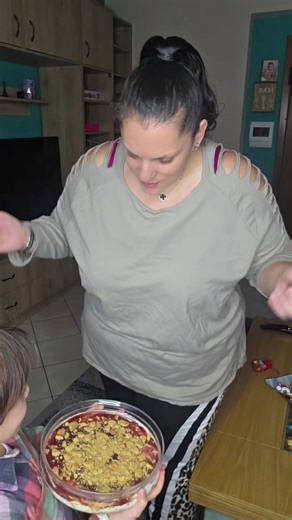 Δεν είμαι διαιτολόγος ούτε γιατρός!!!! Δεν διαφημιζω στο παρον βιντεο καμια εταιρια.Έφτιαξα ενα γλυκό χωρίς ζάχαρη και όσο το δυνατόν λιγότερες θερμίδες. Όταν λέω κατάλληλο για διαβητικούς ενοω οτι ενα μικρό κομμάτι είναι στα όρια του επιτρεπτού( συμβουλευεσαι πάντα το γιατρό σου)! Αν θες, δεν τρίβεις τα μπισκότα αλλά τα βάζεις ένα ένα ολόκληρα ως βάση απο κάτω έτσι θα σου περισσέψει το μισό πακέτο και θα έχει ακόμα λιγότερες θερμίδες!!! Για το cheesecake διαίτης χρησιμοποίησα 1)ενα κουτί μπισκό