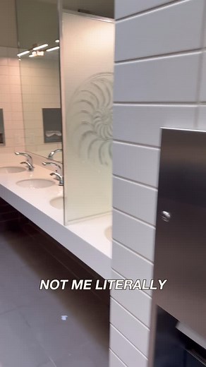 No gray hair delays on our watch! ✈️💙 Get a root touch-up in 10 seconds flat with our Root Touch-Up 2-in-1 Temporary Spray. #Clairol #ItsSoMe #RootTouchUpSpray #GrayCoverage #Travel | Clairol