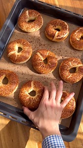 BAGEL 500 gr un 225 gr su (1-1.5 su bardağı kontrollü koyalım) 100 gr süt (yarım su bardağı) 5 gr instant maya (1 tatlı kaşığı) 25 gr tereyağı (1 yemek kaşığı dolusu) 15 gr şeker (1 yemek kaşığı) 10 gr tuz (1 tatlı kaşığı) Pişirme solüsyonu için ;2 litre su,2 yemek kaşığı şeker(kaynatıyoruz) Hamur için suyu kontrollü bir şekilde koyarak tüm malzemeleri karıştırıp pürüzsüz olana kadar yoğuralım ele yapışmayan yumuşak bir hamur oluyor,45 dk mayalamaya bırakalım. 10 bezeye bölüp 10 dk din ve videod