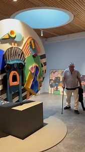 SNEAK PEEK 👀 Vi er snart klar med vores kommende særudstilling “Leif Sylvester - Friheden Flyver”. 🎨 Der bliver malet, finjusteret og arbejdet på højtryk, så vi er klar til åbning 27. september 🚧 I anledningen af åbningsdagen kan du hilse på selveste Sylvester, når han står klar med fyldepennen og snakketøjet. Måske kunne du tænke dig at få udstillingskataloget, en LP eller et værk signeret? 👉🏼 Mød ham på museet kl. 11-12. | Arbejdermuseet