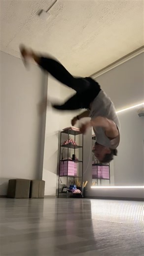 This kick sets the rhythm ⚔️ | Compasso → No-hands cartwheel #shorts