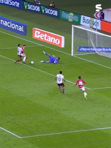 O INTER CHEGA NOVAMENTE!🔴⚪️ Matheus Bahia arrancou pelo lado esquerdo e testou o Fábio! O chute foi forte e complicou a defesa do Flu, também no rebote. Vem o terceiro? 👀🔥 *Contém legenda automática #BrasileiraonoSportv #FutebolBrasileiro #Internacional #Fluminense #MatheusBahia #Fabio