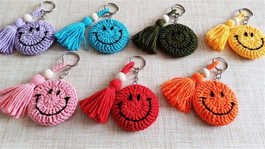 Easy Crochet Smiley Face Keychains: Colorful Beginner Tutorial