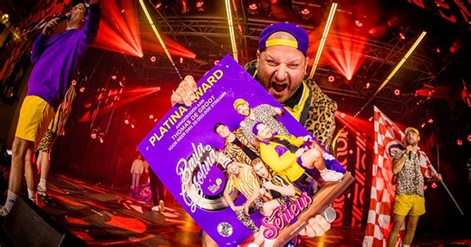 Stephan blikt terug op hét succesjaar van feestband Effe Serieus: ‘Ik ben gestopt met mijn negen-tot-vijfbaan’