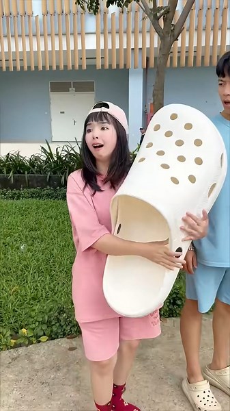 SC - Giant crocs slippers reaction! 🩴 [Silly Couple]#view#viral#video