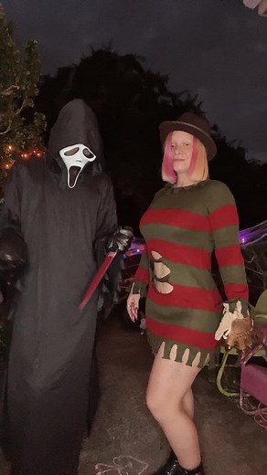 Teaching ghost face how to kill properly!🤪👻💀☠️#fyp #halloweeniscoming #halloween2022👻💀🎃 #FreddyKrueger #ghostface👻🔪