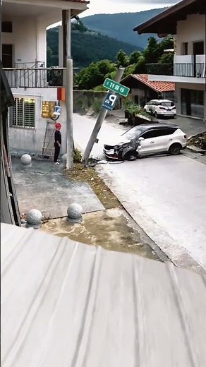 Car Hits Traffic Light Knocking it Over