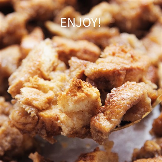 This Vegan Bread Pudding is coated in a caramel-like sauce, made without eggs or dairy. It's perfect for a holiday brunch, sweetened with maple syrup! https://detoxinista.com/vegan-bread-pudding/ | The Detoxinista