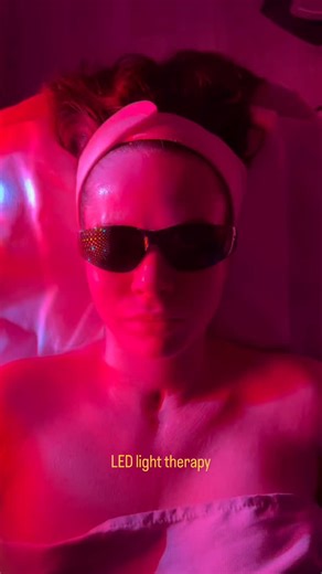 Stretch Marks Treatment•Facial on Instagram: "LED-терапия (красный свет) в косметологии — это не эстетика, а реальная польза: 🔴 Стимулирует выработку коллагена → кожа становится более упругой, плотной, «дорогой» на вид 🔴 Ускоряет регенерацию кожи → быстрее заживают воспаления, микроповреждения, следы от чисток 🔴 Снимает воспаление и покраснение → идеально после процедур, пилингов, чисток 🔴 Улучшает микроциркуляцию → кожа начинает «светиться» изнутри 🔴 Anti-age эффект → замедляет фотостарени