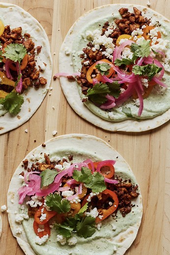 Pour la rentrée je vous ai préparé une recette rapide et pas chère que tout le monde va aimer : des tacos végé au tempeh! 🌮 L’ingrédient vedette de cette recette, c’est définitivement le tempeh de Tempehine. Il est local, bio et ne contient que 3 ingrédients! 👌 Écoutez ma vidéo sur YouTube pour découvrir comment les préparer 😉 : https://youtu.be/CJ7n-9J72YU Avez-vous déjà cuisiné le tempeh ? Dites-le moi en commentaires👇 Geneviève xx #partenariat #foodie #recette #cuisiner #nutrition #inspir