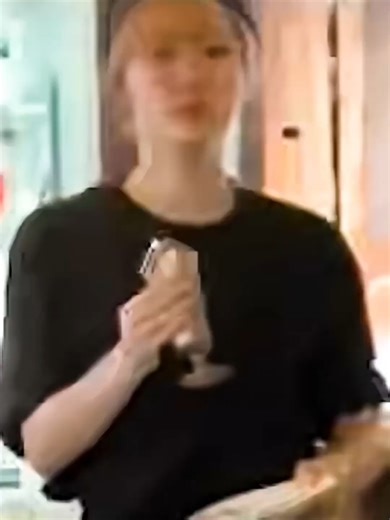 Tesla, «Тесла» — американская компания, производитель электромобилей, зарядных станций, солнечных батарей и систем для накопления электроэнергии. В отличие от большинства автопроизводителей компания самостоятельно продает автомобили без участия дилеров, также управляет бизнесом по зарядке электромобилей на собственной сети зарядных станций и осуществляет пилотные проекты предоставления сервисов беспилотного такси.Компания Tesla (основанная как Tesla Motors) была зарегистрирована 1 июля 2003 года