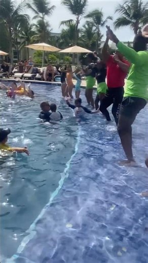 Cute Dance In Water #waterpark #swimming #swim #cool #fun #viralshort #viralvideo #trendingshorts