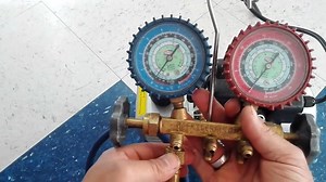 ¿CÓMO FUNCIONA UNA BOMBA DE VACÍO? En la mayoría de instalaciones de máquinas de aire acondicionado, la bomba de vacío es una herramienta de montaje totalmente imprescindible para poder llevar a cabo la instalación de los equipos. Para el buen funcionamiento del equipo, es necesario realizarle un buen vacío después de la conexión de los tubos de refrigeración de baja y alta presión. Por ello en este vídeo te mostramos cómo utilizarla. #RBOServicios #funcionamientomaquinaria #bombadevacío Fuente: