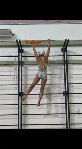 Doing pull-ups in the swimming pool is the right thing.#Pull-up#Swimming fitness#Muscu