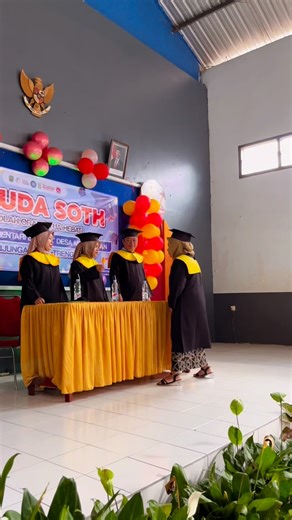 edipenimedia on Instagram: "Wisuda Sekolah Orang Tua Hebat, Desa Munjungan Dorong Terwujudnya Keluarga Berkualitas Munjungan, 1 Januari 2026 — Pemerintah Desa Munjungan menyelenggarakan kegiatan Wisuda SOTH (Sekolah Orang Tua Hebat) yang dilaksanakan pada 30 Desember 2025 sebagai penanda berakhirnya rangkaian proses pembelajaran bagi para orang tua peserta program. Kegiatan ini menjadi wujud komitmen desa dalam meningkatkan kapasitas keluarga sebagai lingkungan pertama dan utama dalam tumbuh kem