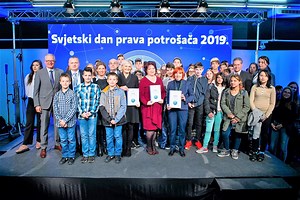 Trgovačka i tekstilna škola u Rijeci zahvaljujući najboljem videoradu dobila pametan ekran za učionicu | Riportal