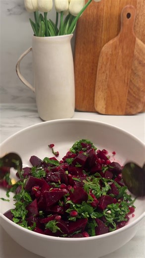 Beetroot salad with feta and walnuts 🥗 🇹🇷 Kırmızı pancar salatası 🥗 🇩🇪 Rote bete salat mit feta käse und walnüssen 🥗 Ingredients: •pre cooked beetroot •pomegranate seeds •fresh parsley •walnuts •feta cheese •lemon juice of a half lemon •one tbsp olive oil •a half tsp salt 🇹🇷 Malzemeler: •haşlanmış kırmızı pancar •nar taneleri •taze maydanoz •ceviz içi •feta veya tulum peyniri •yarım limonun suyu •yarım tatlı kaşığı tuz •bir yemek kaşığı zeytin yağı 🇩🇪 Zutaten: •vorgekochte rote bete •