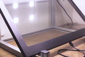 Next Energy dévoile une fenêtre solaire (transparente) de 150 cm qui produit de l'énergie