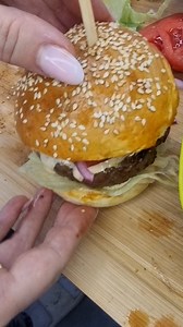 Domowe hamburgery wołowe, przepis ⤵ Nie ma to jak domowe hamburgery, z pysznym mięsem i bułką, do tego sos i warzywa.... rewelacja....Taki domowy fast food jest najlepszy, pokażę wam dzisiaj jak robię właśnie takie burgery, mam nadzieje że i wam posmakują.... Składniki: 4 bułki do hamburgerów 600g wołowiny 1 duża czerwona cebula 2 ogórki konserwowe kilka plastrów jalapeno(nie koniecznie) 1 pomidor, 2 łyżki octu jabłkowego kilka liści sałaty (masłowa lub lodowa) plastry boczku wędzonego surowego,