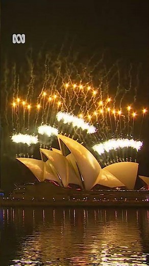 Sydney fireworks ring in 2026 | ABC NEWS