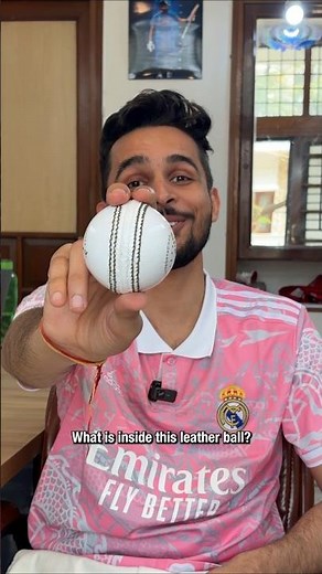 what's inside a cricket ball😱#cricket
