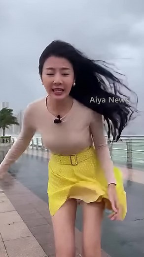 大风天外景直播，这裙子是真给力！😂 以为是事故？不，是风的艺术！💃 #天气预报 #高能预警 #裙子 #直播名场面