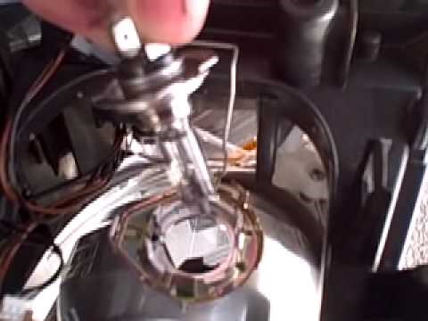 Changing the headlamp bulb on a Ford Focus CMax