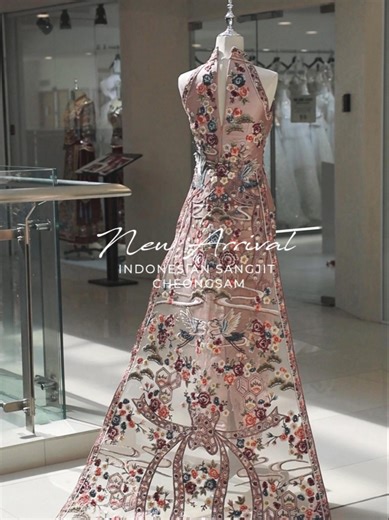 Kuching Indonesian Sangjit Qipao ✨ New arrival at our bridal boutique. Fully handcrafted embroidery, layered with delicate floral and bird motifs — rich in detail, yet light and refined. A figure-hugging silhouette with a graceful train that elevates the ceremony moment. Soft nude blush base, paired with dimensional embroidery — elegant, modern, effortlessly luxurious. Not the traditional bold red, yet still carrying the essence of Eastern beauty. Made for the modern bride 🤍 #kuchingbridal #san