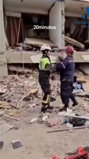 Los bomberos de Málaga rescatan a un perro entre los escombros en Venezuela