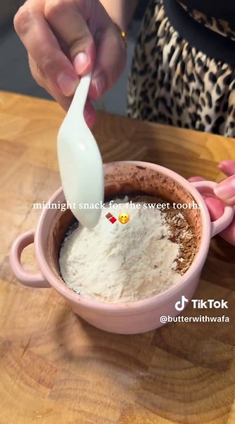 nutella mug cake 🔥🤤 recipe: 4 tbsp (73g) nutella, set aside 1 tbsp 1 tbsp (12g) vegetable oil 2 tbsp (28 ml) milk 1 tbsp (5g) cocoa powder 3 tbsp (20g) all purpose flour ¼ tsp baking powder Powdered sugar for topping, optional microwave for 45 seconds #creatorsearchinsights #EasyRecipe #easybaking #midnightsnack #singleservedessert #easyrecipeideas #nutellamugcake