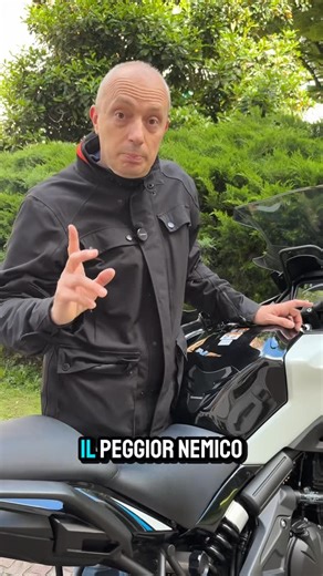 Il pulsante di massa: ma a cosa serve? . . . #pulsantedimassa #viverelamoto #kawasakiversys650 #suzukivstrom1050se #insella #insellagarage | InSella