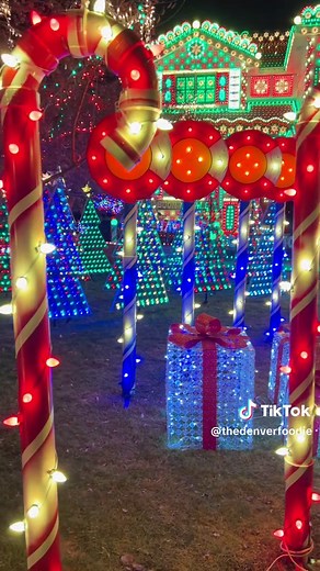 This neighborhood in Highlands Ranch turns into a whole Christmas village during the holidays… but the real showstopper? The Hazard’s Gingerbread House People travel from all over Colorado just to see this masterpiece — we’re talkin’ thousands of lights, handcrafted details, and countless hours of love poured into every inch. 🔥🎅🏽 This ain’t just a house — it’s a holiday tradition. Add it to your Christmas bucket list and see the magic for yourself! 🎁💡 📍 10221 S Fairgate Way, Highlands Ranc
