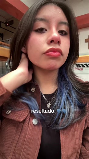 Cómo retocar tu cabello azul como una chica cool