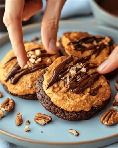 A quick and easy dairy-free keto pumpkin fudge cookie recipe that can be made in just one minute. Ingredients 1 cup pumpkin puree 1/2 cup almond flour 1/4 cup keto-friendly sweetener Full Recipe in First comment Enjoy ❤ 👇👇 | Olivia Recipes