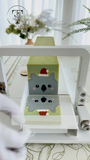 Meet the newest member of our Christmas soap collection… Santa Koala! 🎅🐨✨ From slightly square ears to the cutest holiday face — every slice reveals a tiny new expression 😆 That’s the magic of handmade. Crafted in Australia with premium oils & rich butters 🇦🇺💛 Fresh Eucalyptus & Spearmint ❄️🌿 Gift-ready. Christmas-ready. Handmade by Tammi Home 🎁✨ | Tammi Home