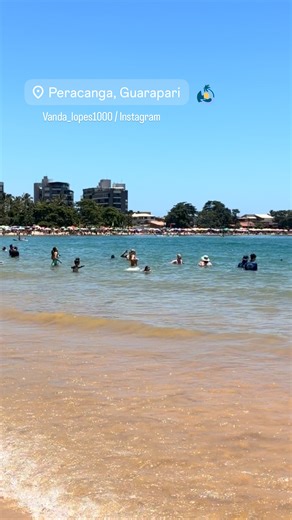 Capixaba da Gema ®️ on Instagram: "☀️🏖️ Lotação máxima na Enseada Azul: Sábado de sol leva multidão à Praia de Peracanga. O último sábado do ano (27) registra movimento intenso no litoral de Guarapari. O vídeo mostra a faixa de areia da Praia de Peracanga completamente ocupada por turistas e moradores que aproveitam o dia de céu azul e mar convidativo. A região da Enseada Azul é um dos destinos mais procurados nesta alta temporada, e o fluxo de pessoas confirma a expectativa de ocupação hotelei