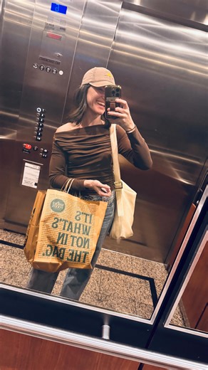 Erin Marcuzzo on Instagram: "& I don’t admit this lightly because this has been my true reality the past 2.5 years ⬇️ 1. “I just need to work harder.” No. I needed to stop building income that collapsed the second I logged off. If my sales depended on my constant presence, that wasn’t freedom. That was performance. And I was exhaustedddd from performing. 2. “This is a big enough goal.” It wasn’t. It was a goal my smaller self felt comfortable admitting out loud. There’s a difference between what