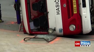 Převrácené hasičské auto v centru Prahy