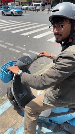 ચાઈનામા Electric scooter અને સાઈકલ ભાડે મળે , અને થોડા-થોડા distance પર આના પાર્કીંગ હોય જ.